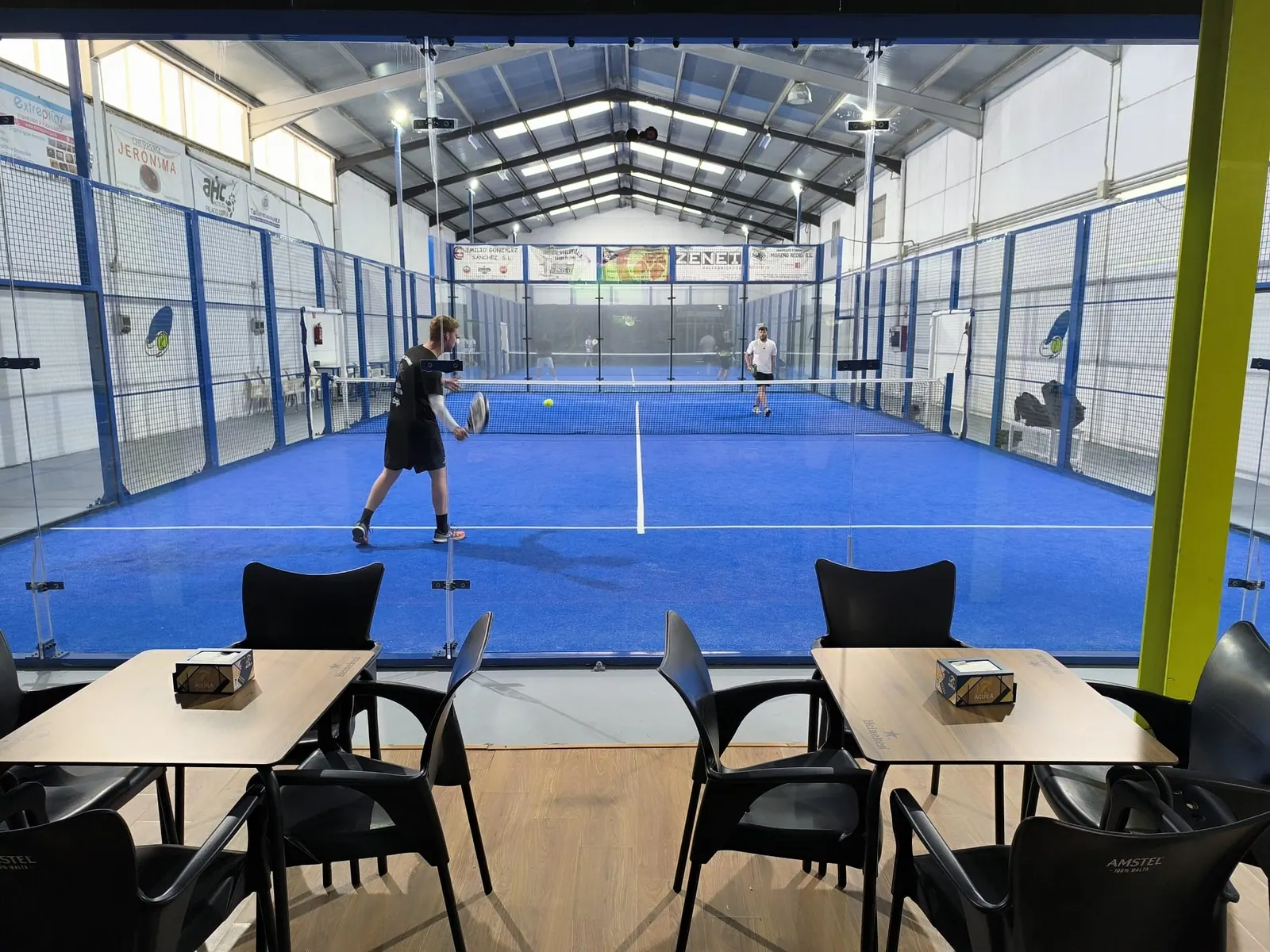 Cafetería con vistas a las pistas